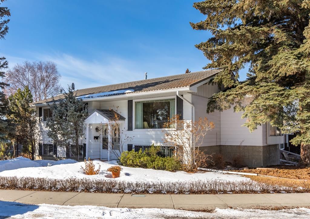 Main Photo: 3535 Beaver Road NW in Calgary: Brentwood Detached for sale : MLS®# A2036045