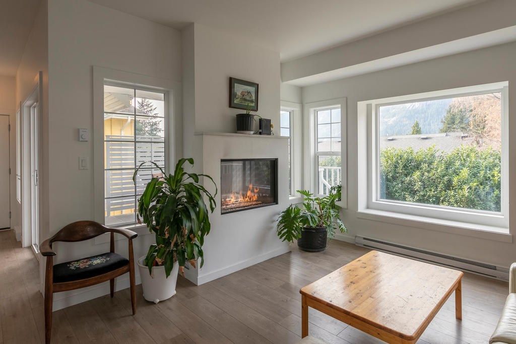 Main Photo: 6 39885 GOVERNMENT Road in Squamish: Northyards House for sale in "Abbey Lane Residences" : MLS®# R2324776