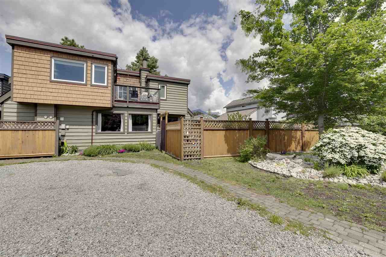 Main Photo: 1025 BROTHERS Place in Squamish: Northyards 1/2 Duplex for sale : MLS®# R2373041