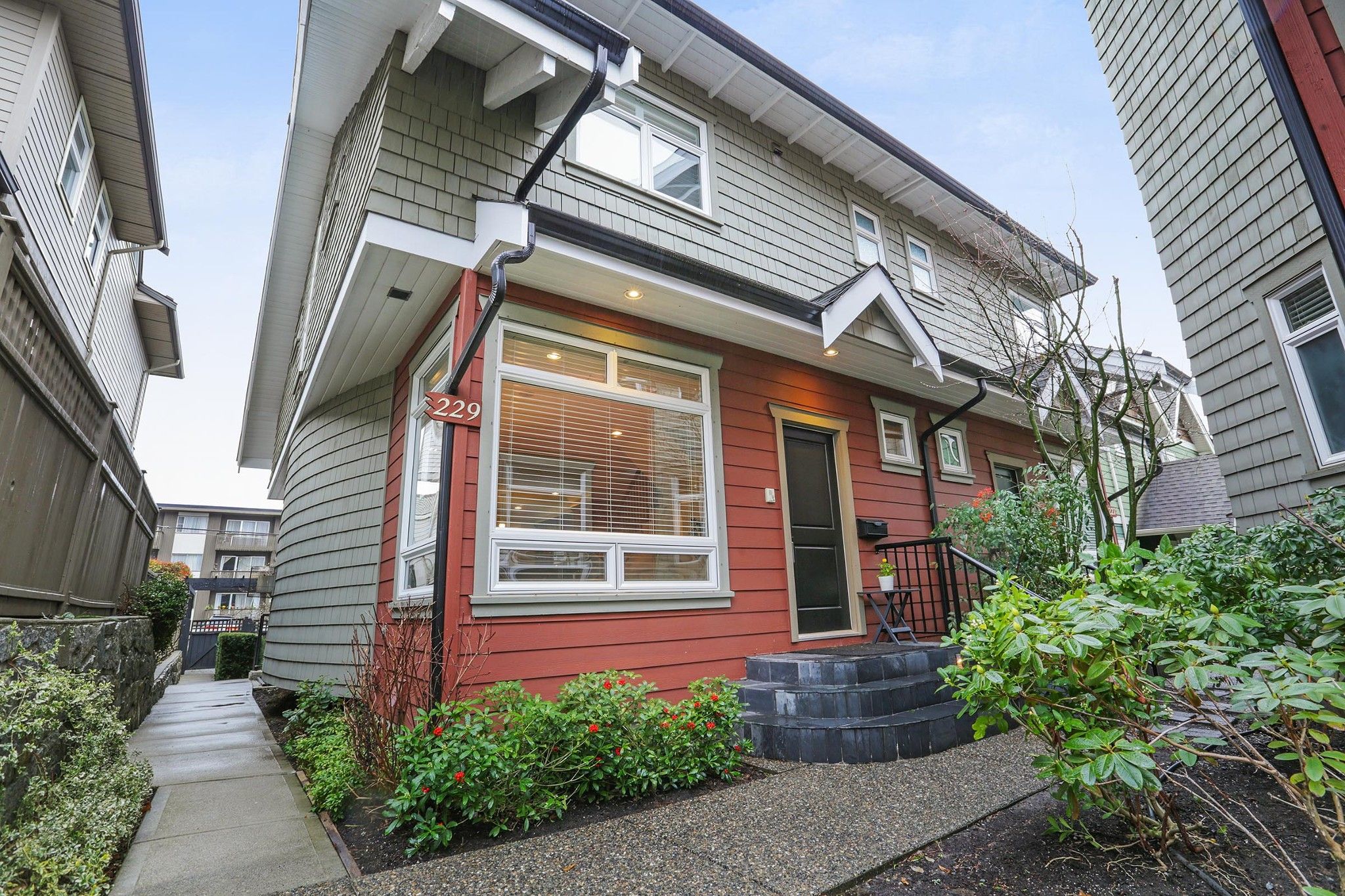 Main Photo: 229 E 17TH Street in North Vancouver: Central Lonsdale 1/2 Duplex for sale : MLS®# R2252507