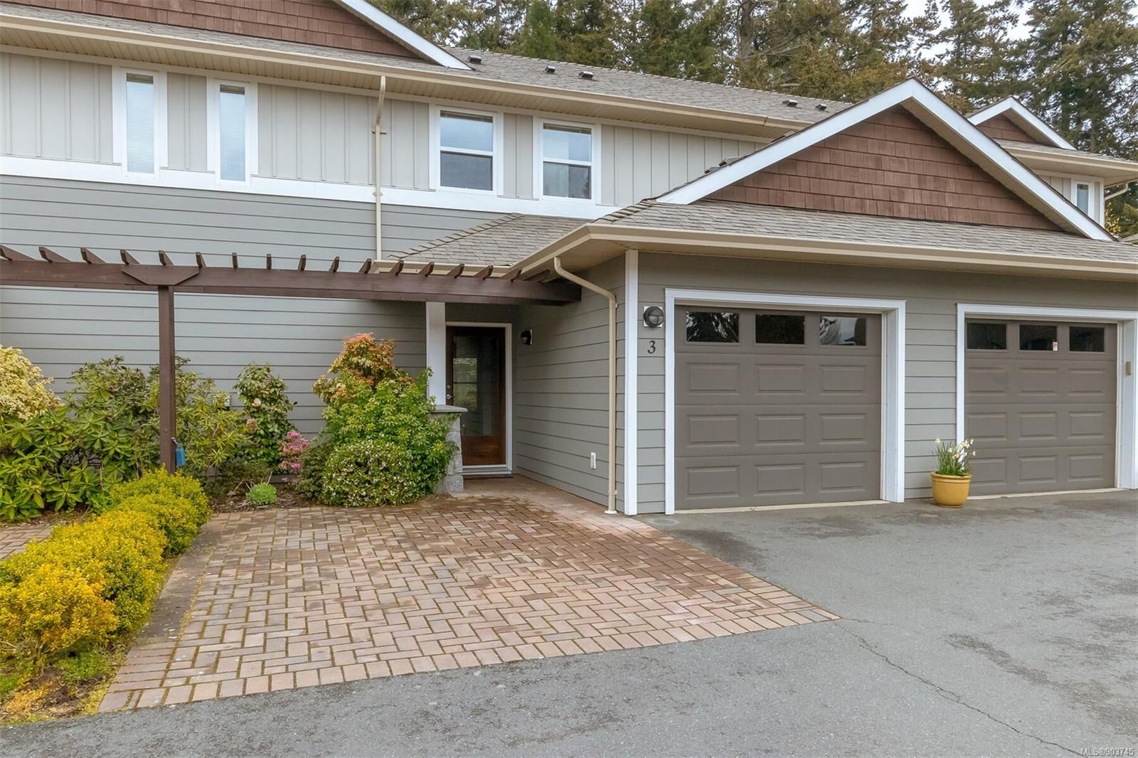 Main Photo: 3 8025 East Saanich Rd in Central Saanich: CS Saanichton Row/Townhouse for sale : MLS®# 903745