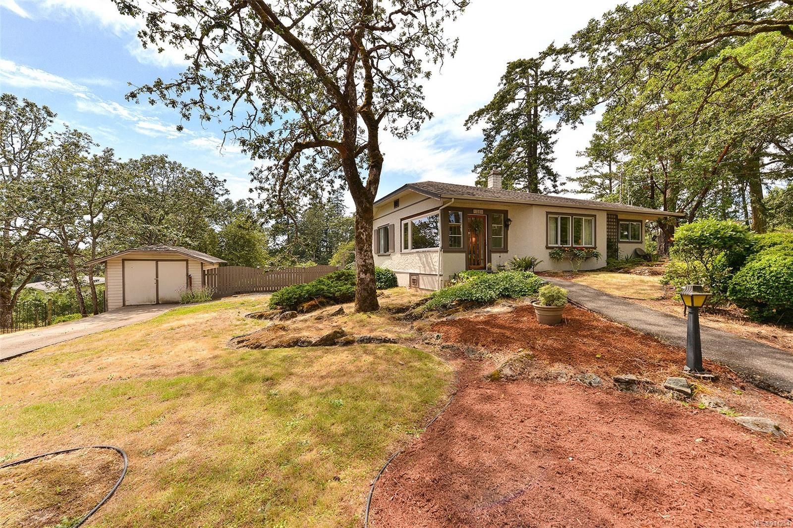 Main Photo: 4598 Scarborough Rd in Saanich: SW Beaver Lake House for sale (Saanich West)  : MLS®# 914254