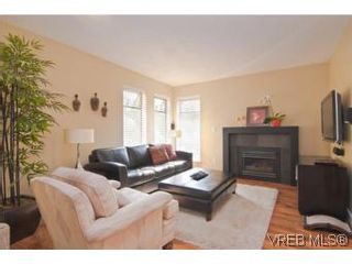 Photo 3: 103 837 Selkirk Ave in VICTORIA: Es Kinsmen Park Condo for sale (Esquimalt)  : MLS®# 547296