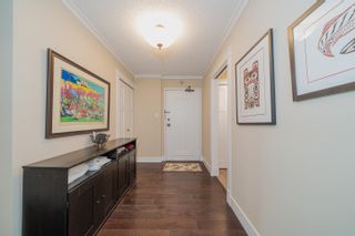 Photo 3: 402 1420 DUCHESS Avenue in West Vancouver: Ambleside Condo for sale in "The Westerlies" : MLS®# R2857880