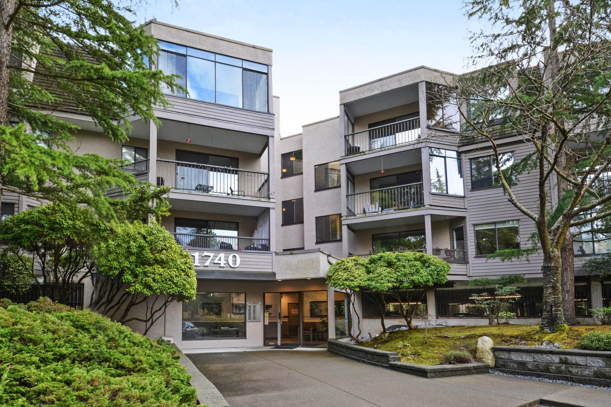 Main Photo: 208 1740 SOUTHMERE Crescent in Surrey: Sunnyside Park Surrey Condo for sale in "CAPSTAN WAY" (South Surrey White Rock)  : MLS®# R2234787