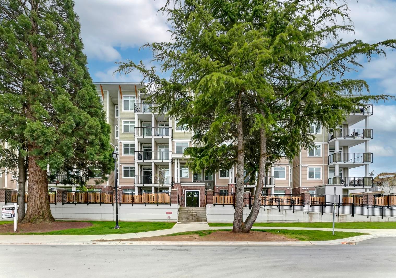 Main Photo: 117 20686 EASTLEIGH Crescent in Langley: Langley City Condo for sale : MLS®# R2692218
