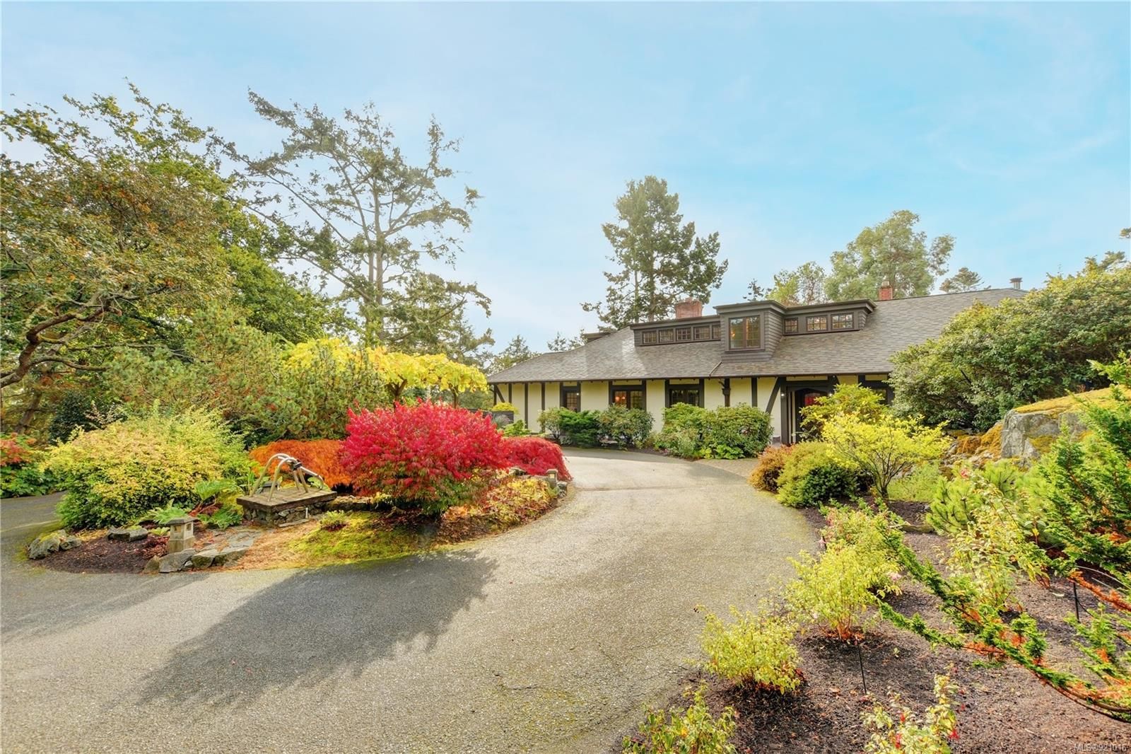 Main Photo: 3026 McAnally Rd in Saanich: SE Ten Mile Point House for sale (Saanich East)  : MLS®# 921016