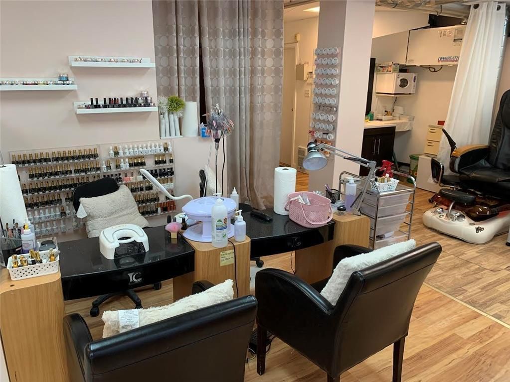 4 Manicures tables