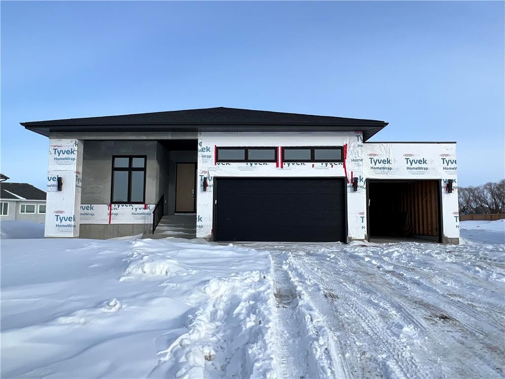 Main Photo: 12 Clerihew Crescent in Oak Bluff: RM of MacDonald Residential for sale (R08)  : MLS®# 202303539