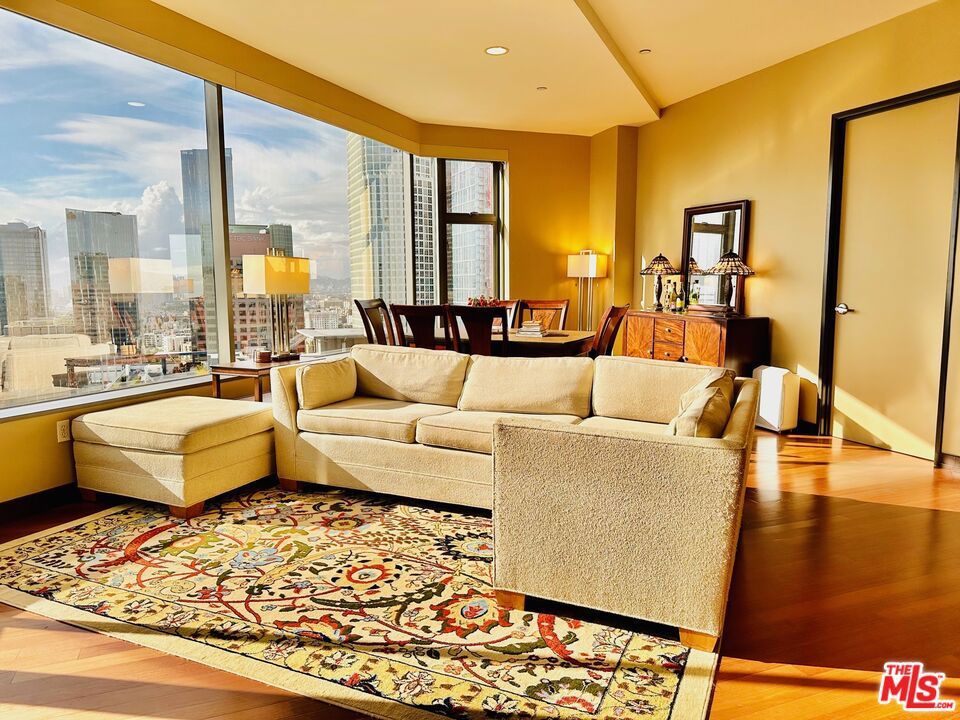 Main Photo: 801 S Grand Avenue Unit 2201 in Los Angeles: Residential Lease for sale (C42 - Downtown L.A.)  : MLS®# 23251781
