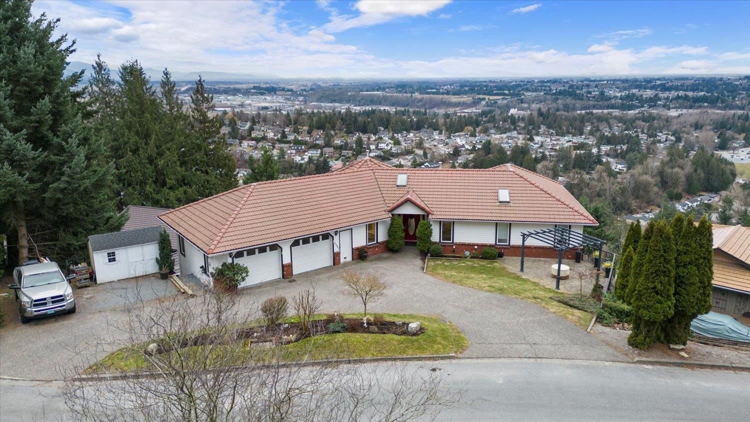 Main Photo: 2591 ZURICH Drive in Abbotsford: Abbotsford East House for sale : MLS®# R2847724
