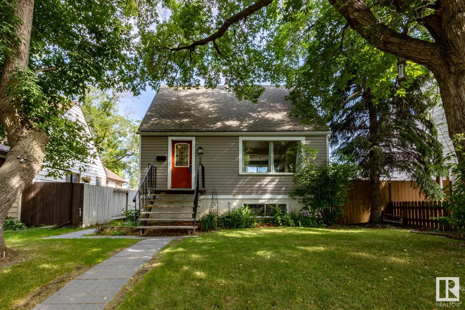 Main Photo: 9626 72 Avenue in Edmonton: Zone 17 House for sale : MLS®# E4316191