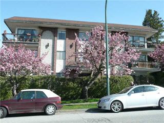 Photo 1: 307 214 E 15TH Street in North Vancouver: Central Lonsdale Condo for sale in "HACIENDA" : MLS®# V826672