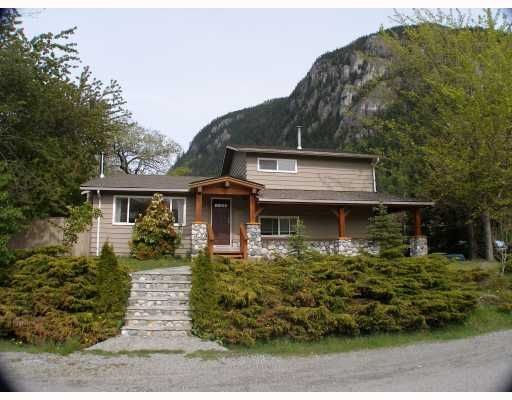 Main Photo: 38140 Lombardy Crescent in Squamish: House for sale : MLS®# V767008