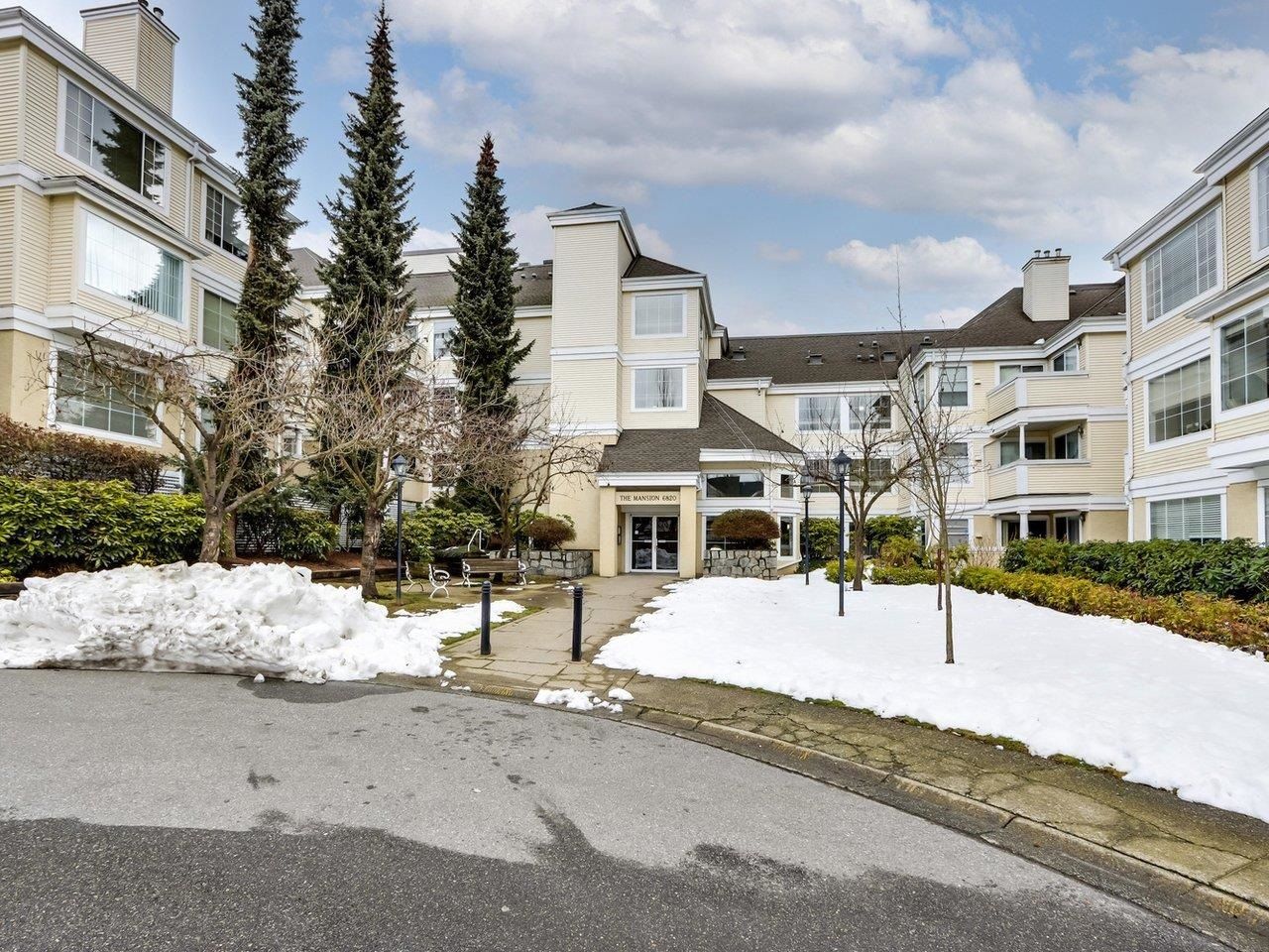 Main Photo: 223 6820 RUMBLE Street in Burnaby: South Slope Condo for sale in "GOVERNOR'S WALK" (Burnaby South)  : MLS®# R2757596