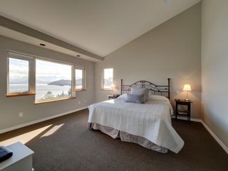 Photo 14: 393 SKYLINE Drive in Gibsons: Gibsons & Area House for sale in "The Bluff" (Sunshine Coast)  : MLS®# R2272922