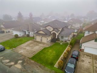 Photo 4: 27021 24 Avenue in Langley: Aldergrove Langley House for sale : MLS®# R2833900
