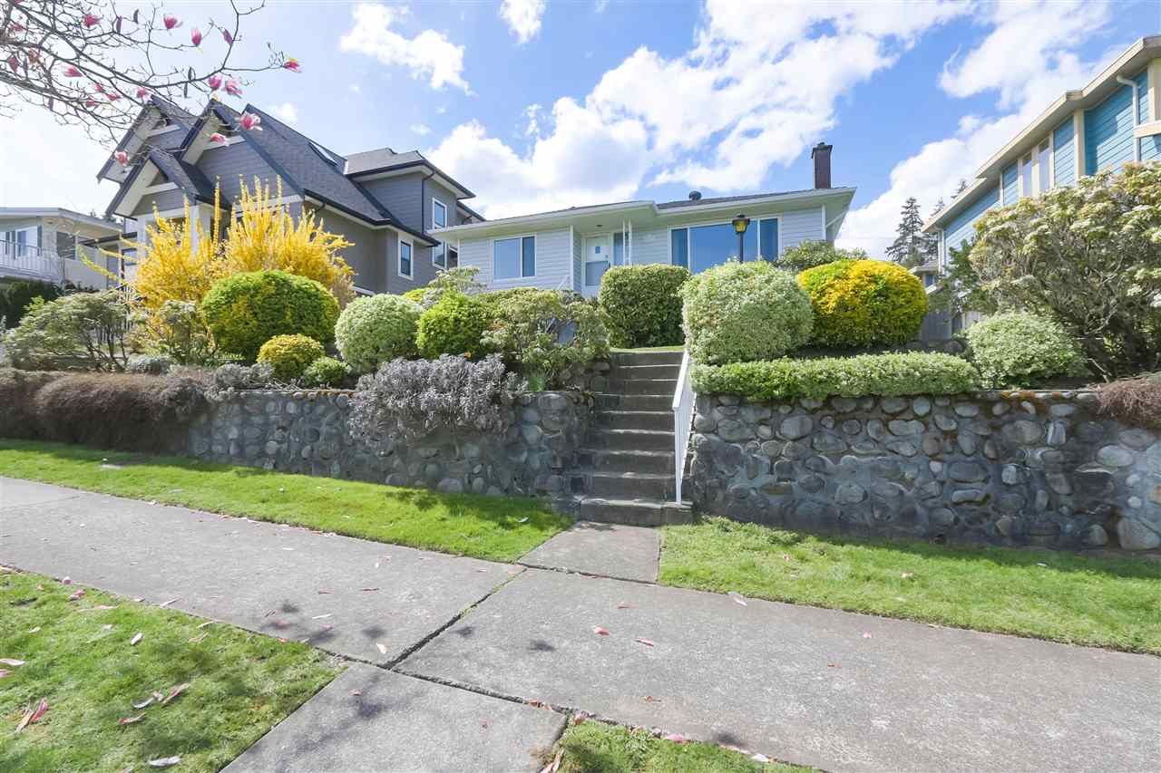 Main Photo: 557 GARFIELD Street in New Westminster: The Heights NW House for sale : MLS®# R2359897