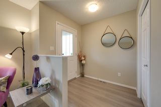 Photo 2: 732 Secord Boulevard: Edmonton House for sale : MLS®# E4128935
