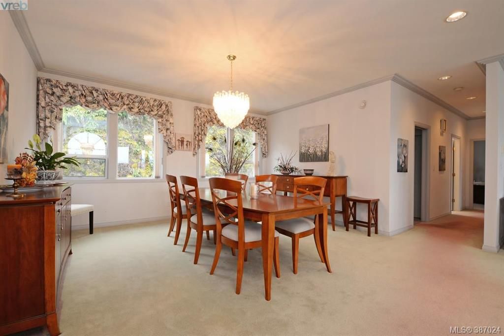 Photo 5: Photos: 1087 Totemwood Lane in VICTORIA: SE Broadmead House for sale (Saanich East)  : MLS®# 777609