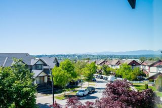 Photo 3: 4 7090 180 Street in Surrey: Cloverdale BC Townhouse for sale in "The Boardwalk" (Cloverdale)  : MLS®# R2892367