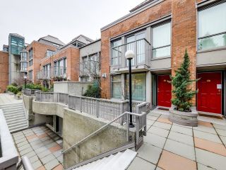 Photo 2: 318 2223 W BROADWAY in Vancouver: Kitsilano Townhouse for sale (Vancouver West)  : MLS®# R2676842