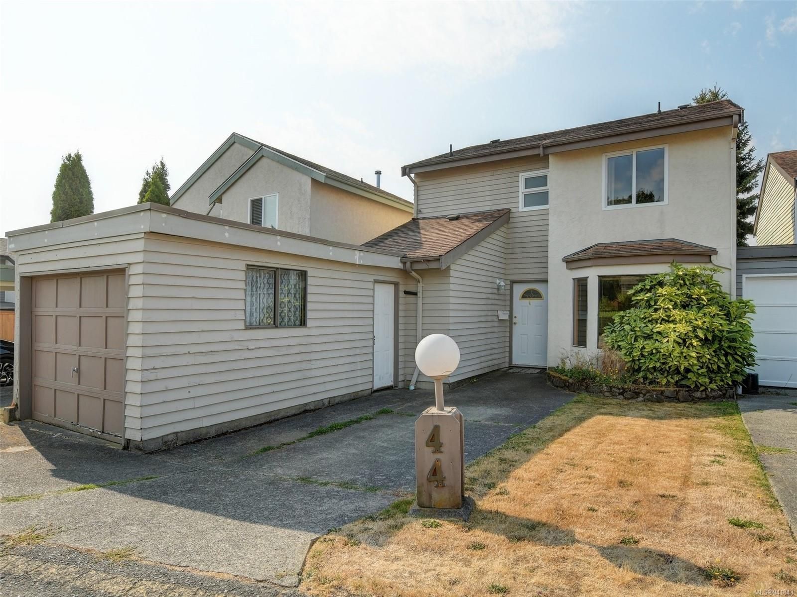 Main Photo: 44 7925 Simpson Rd in Central Saanich: CS Saanichton Row/Townhouse for sale : MLS®# 941843