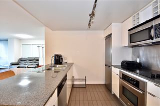 Photo 7: 2303 233 ROBSON Street in Vancouver: Downtown VW Condo for sale in "TV TOWER 1" (Vancouver West)  : MLS®# R2839770