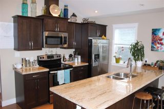 Photo 2: 207 518 SHAW ROAD in Gibsons: Gibsons & Area Townhouse for sale (Sunshine Coast)  : MLS®# R2053889