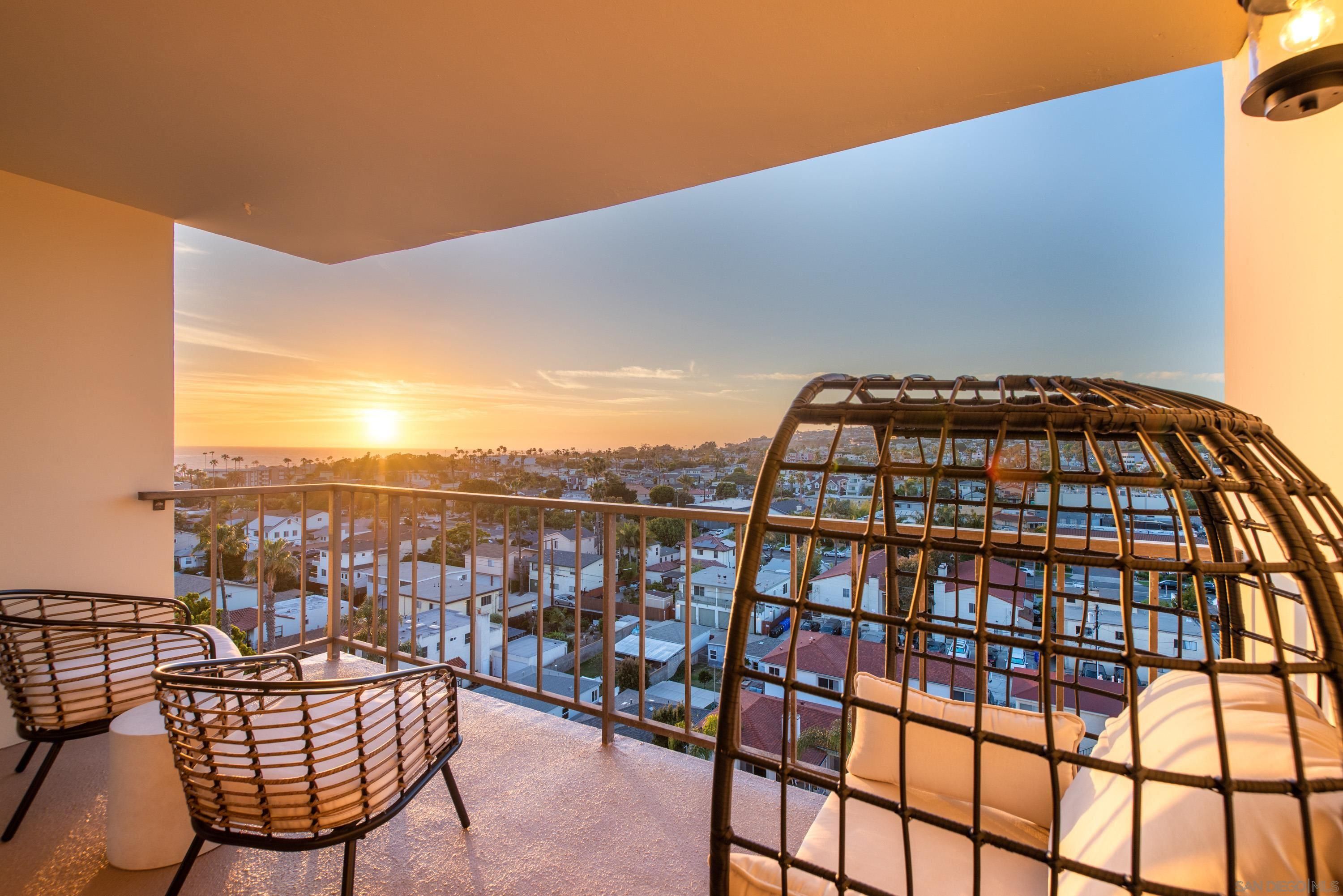 Main Photo: PACIFIC BEACH Condo for sale : 2 bedrooms : 4944 Cass St #1003 in San Diego
