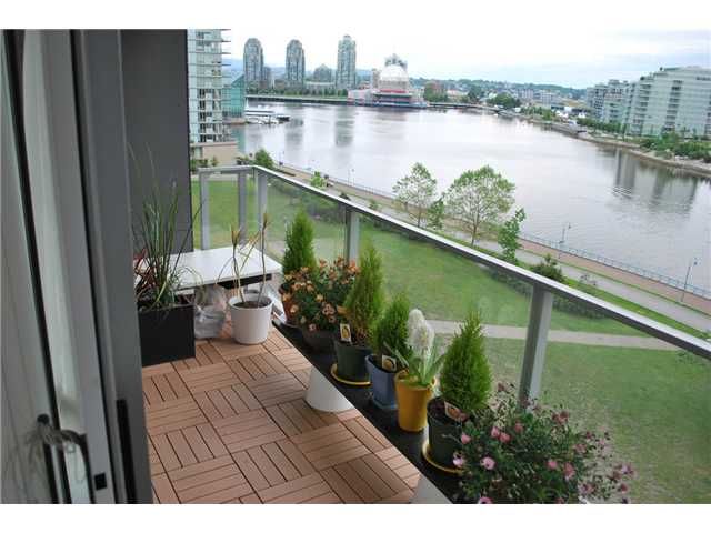 Main Photo: 901 980 COOPERAGE Way in Vancouver: Yaletown Condo for sale in "COOPER'S POINT" (Vancouver West)  : MLS®# V909936