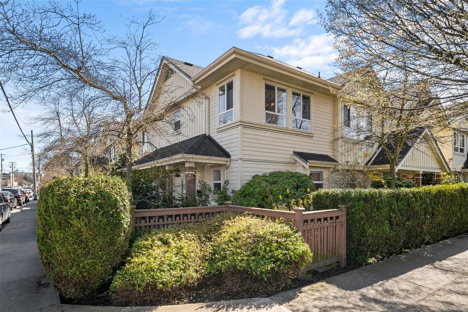 Main Photo: 7 1019 North Park St in Victoria: Vi Central Park Row/Townhouse for sale : MLS®# 871444