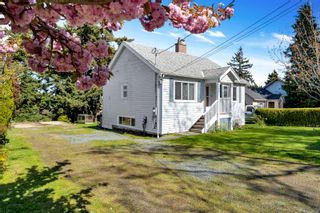 Photo 2: 3841 Rowland Ave in Saanich: SW Tillicum House for sale (Saanich West)  : MLS®# 960656