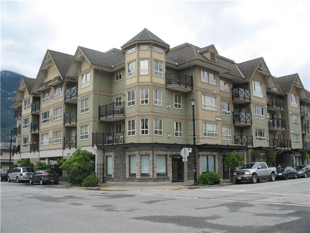 Main Photo: 106 38003 SECOND Avenue in Squamish: Downtown SQ Condo for sale in "Squamish Pointe" : MLS®# R2468244