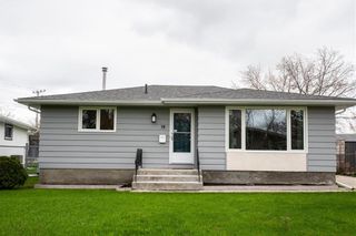 Photo 1: 19 Gerrond Bay in Winnipeg: Crestview Residential for sale (5H)  : MLS®# 202211230