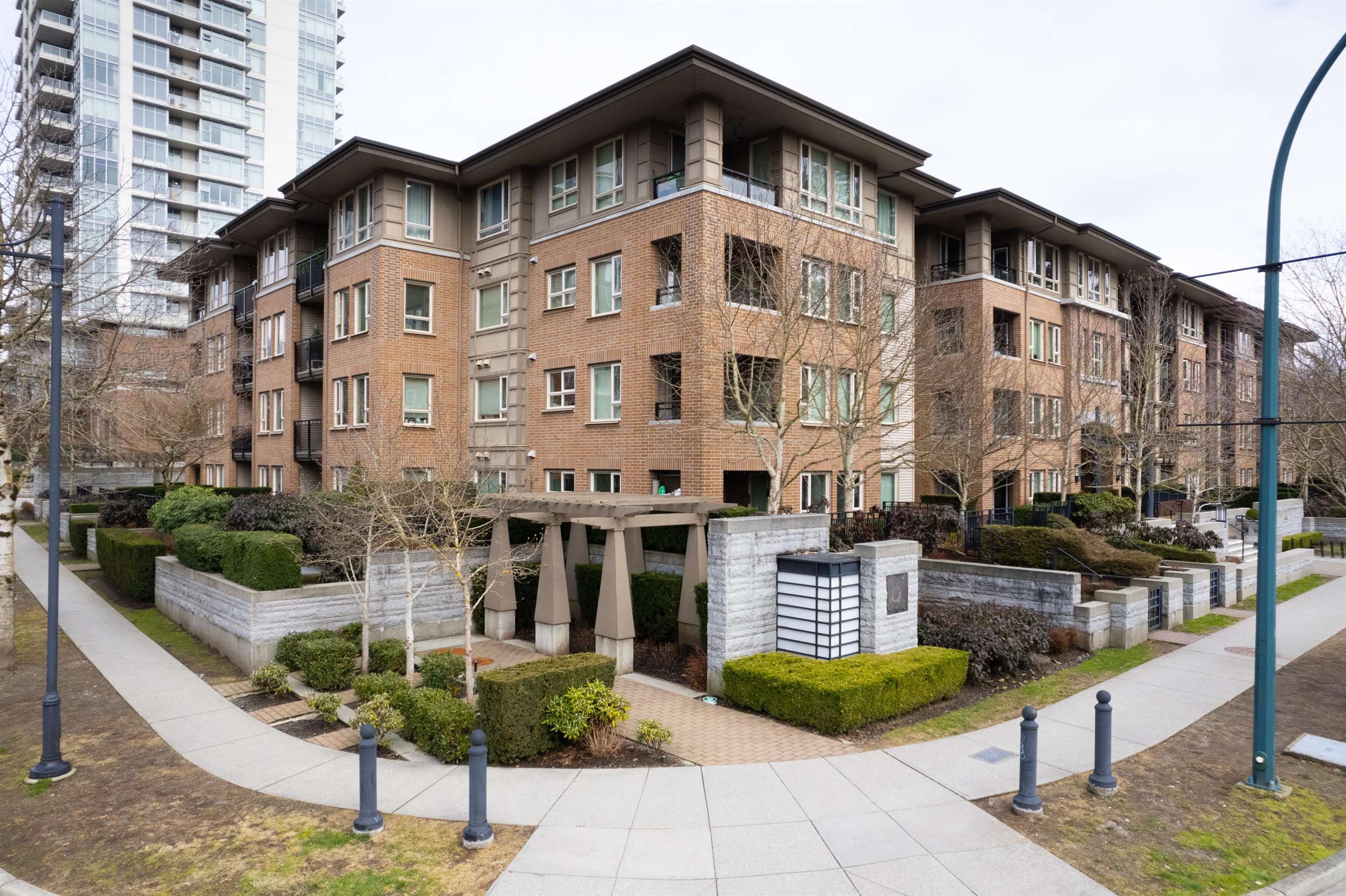 Main Photo: 403 3105 LINCOLN Avenue in Coquitlam: New Horizons Condo for sale : MLS®# R2858069