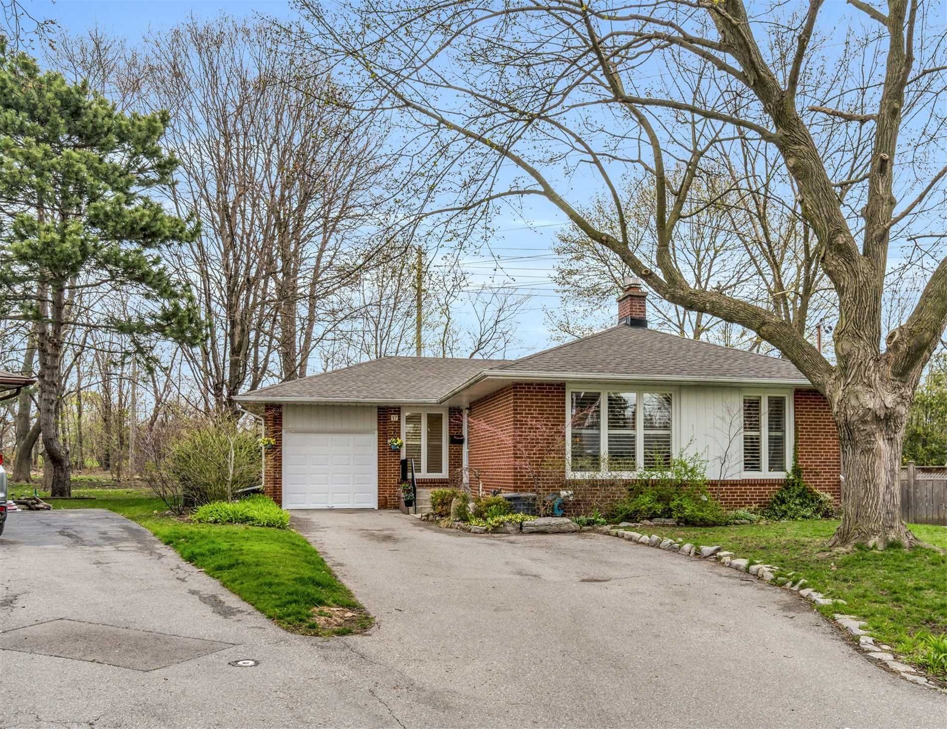 Main Photo: 17 Mossford Court in Toronto: Princess-Rosethorn House (Bungalow) for sale (Toronto W08)  : MLS®# W5601839