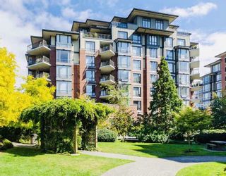 Photo 1: 303 1581 FOSTER Street: White Rock Condo for sale in "SUSSEX HOUSE" (South Surrey White Rock)  : MLS®# R2379151