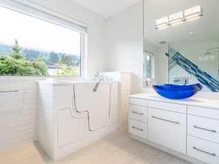 Photo 13: 512 SAVILLE Crescent in North Vancouver: Upper Delbrook House for sale : MLS®# R2697481