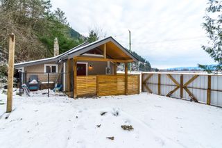 Photo 1: 4077 LAKEMOUNT Road in Abbotsford: Sumas Mountain House for sale : MLS®# R2229779