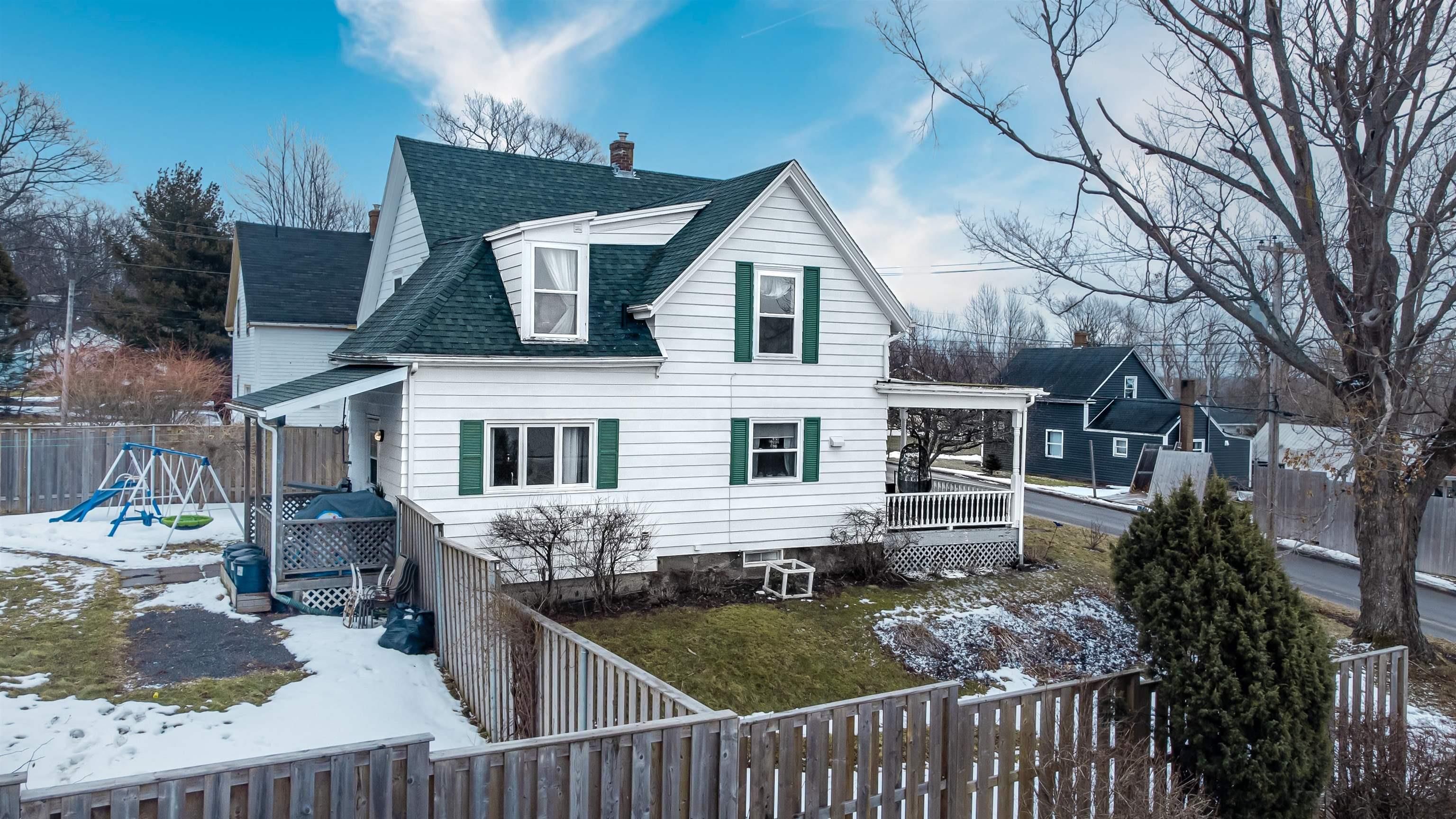 Main Photo: 176 Cottage Street in Pictou: 107-Trenton, Westville, Pictou Residential for sale (Northern Region)  : MLS®# 202304196