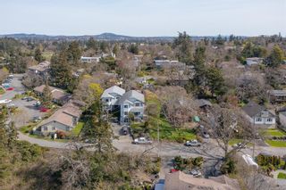 Photo 2: 681 Grenville Ave in Esquimalt: Es Esquimalt Half Duplex for sale : MLS®# 902427