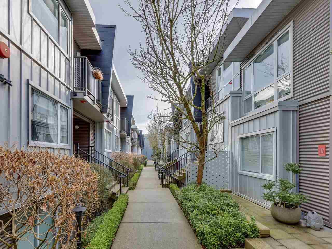 Main Photo: 213 672 W 6TH Avenue in Vancouver: Fairview VW Townhouse for sale in "BOHEMIA" (Vancouver West)  : MLS®# R2546703