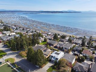 Main Photo: 15374 ROYAL Avenue: White Rock House for sale in "White Rock View Property" (South Surrey White Rock)  : MLS®# R2870323