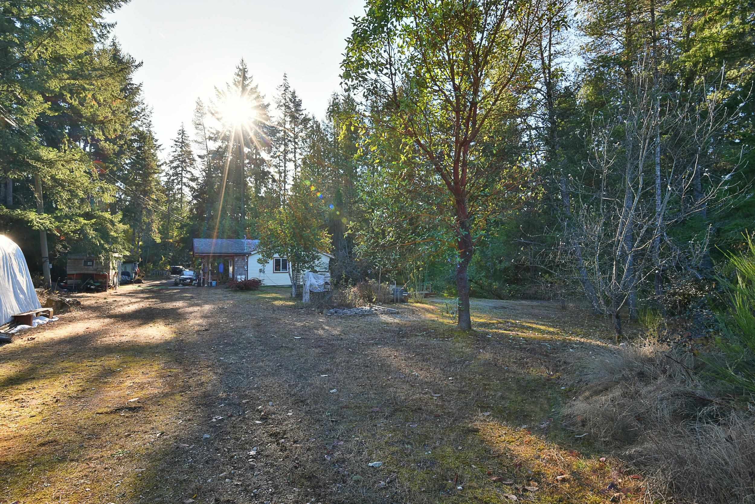 Main Photo: 5456 DUSTY Road in Sechelt: Sechelt District House for sale in "East Porpoise Bay" (Sunshine Coast)  : MLS®# R2738628
