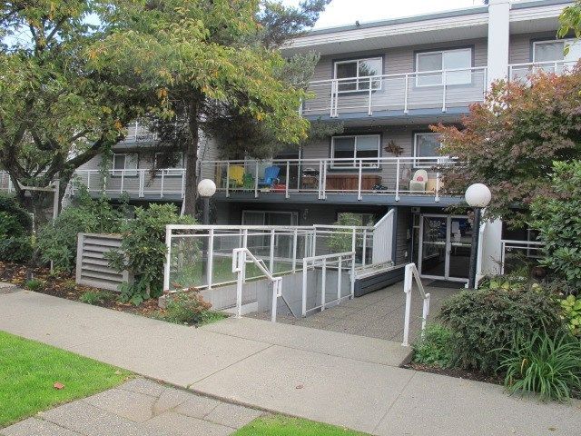 Main Photo: 211 550 ROYAL Avenue in New Westminster: Downtown NW Condo for sale : MLS®# R2309641