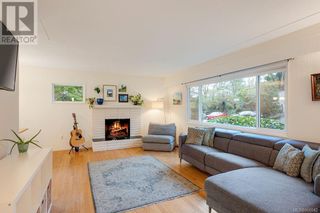 Photo 3: 3945 Shorncliffe Rd in Saanich: House for sale : MLS®# 960542