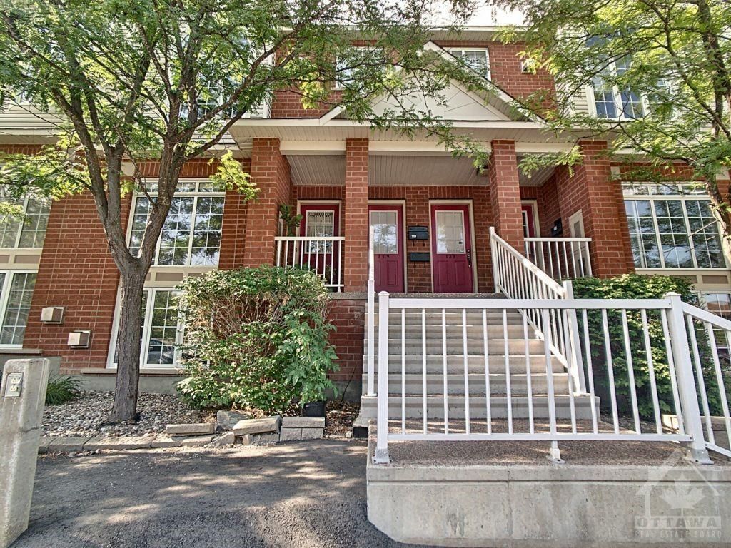 Main Photo: 121 Gatestone Private in Ottawa: Gloucester Residential for sale : MLS®# 1253675