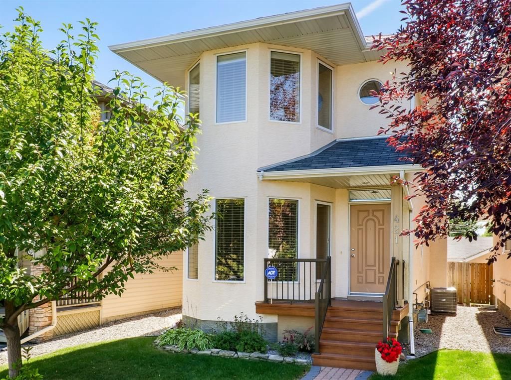 Main Photo: 421 53 Avenue SW in Calgary: Windsor Park Detached for sale : MLS®# C4306345