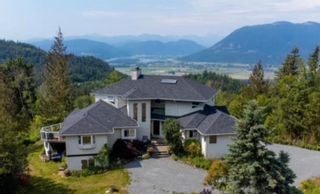 Photo 1: 37777 TAGGART Road in Abbotsford: Sumas Mountain House for sale : MLS®# R2891325